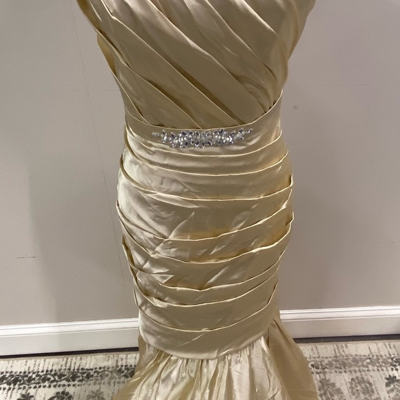 NWT Sophia Tolli Fitted Dress. Size 6 - Picture 2 of 4